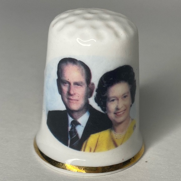 Lot of Royal Commemorative Thimbles - Picture 11 of 15